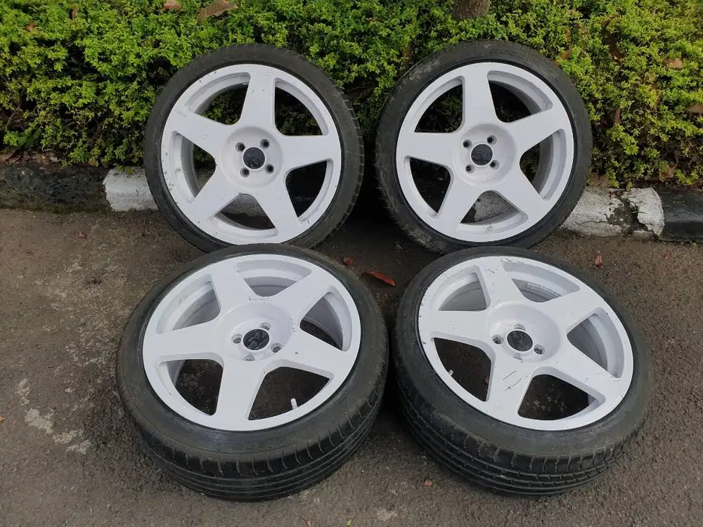 Velg Fifteen52 Tarmac Rally R18 ET40 | PCD 4x110 RARE bonus ban 215/40