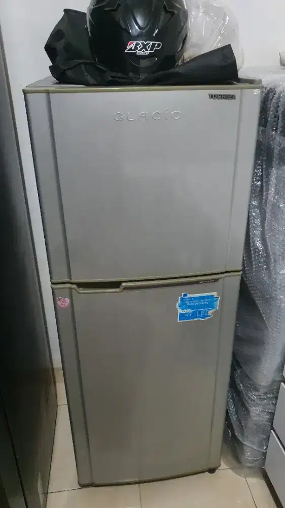 SALE. Kulkas toshiba 2 pintu.