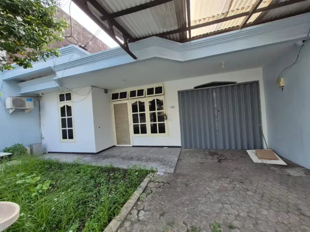 Simpang Darmo permai selatan, hadap selatan