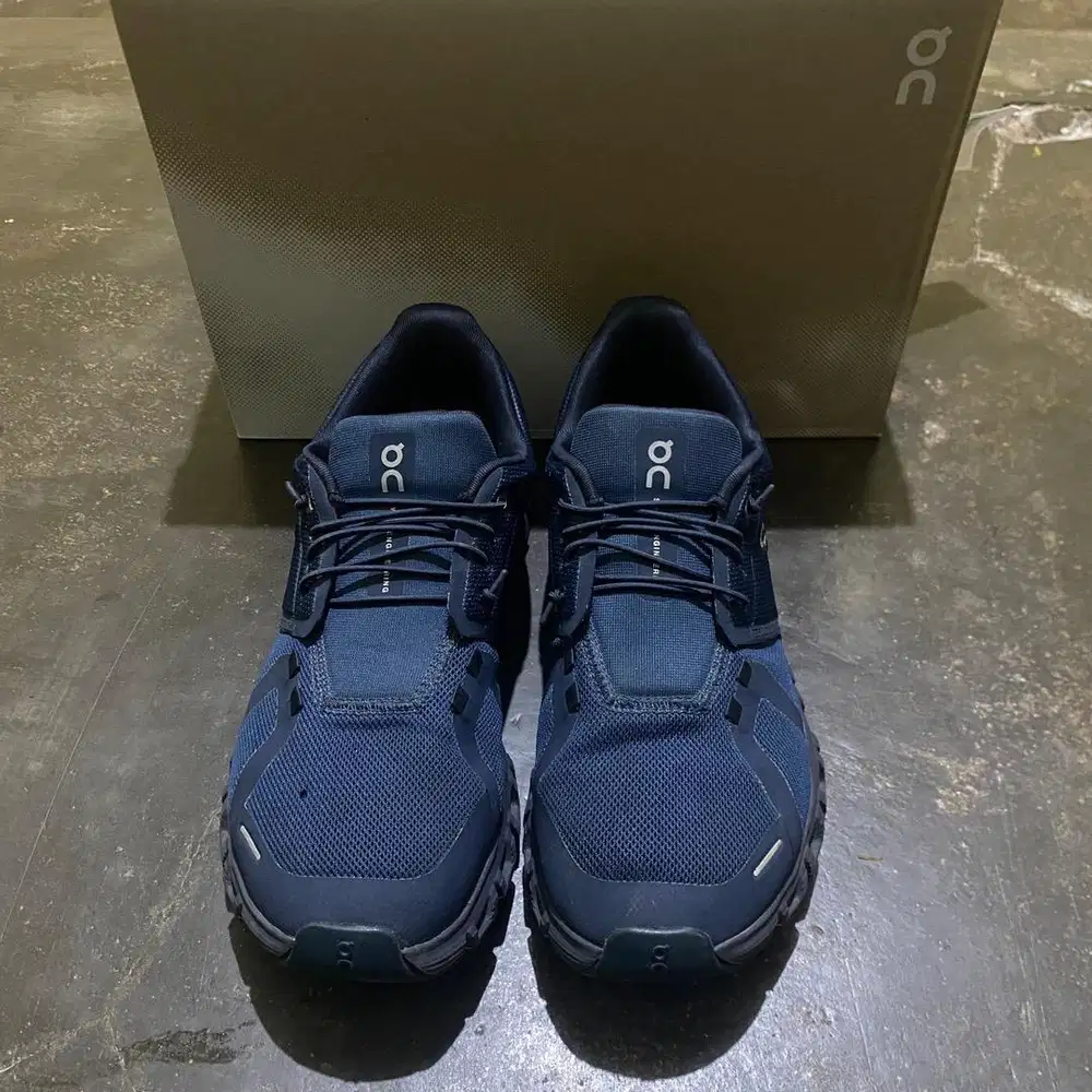 Sepatu On Cloud 6 navy - Size 8,5