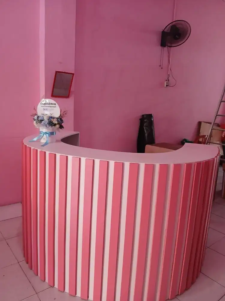 Meja Resepsionis / Kasir Minimalis Warna Pink, Estetik & Siap Pakai