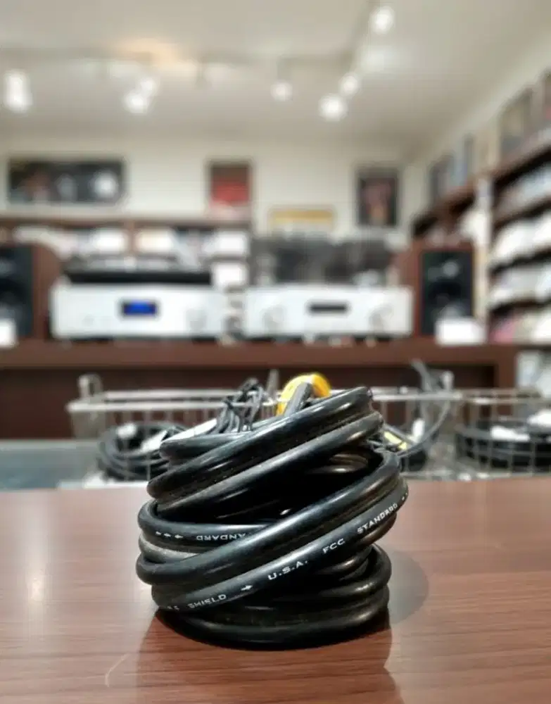 Kabel RCA panjang 5m.
Hitam dan Biru
(Made in USA)