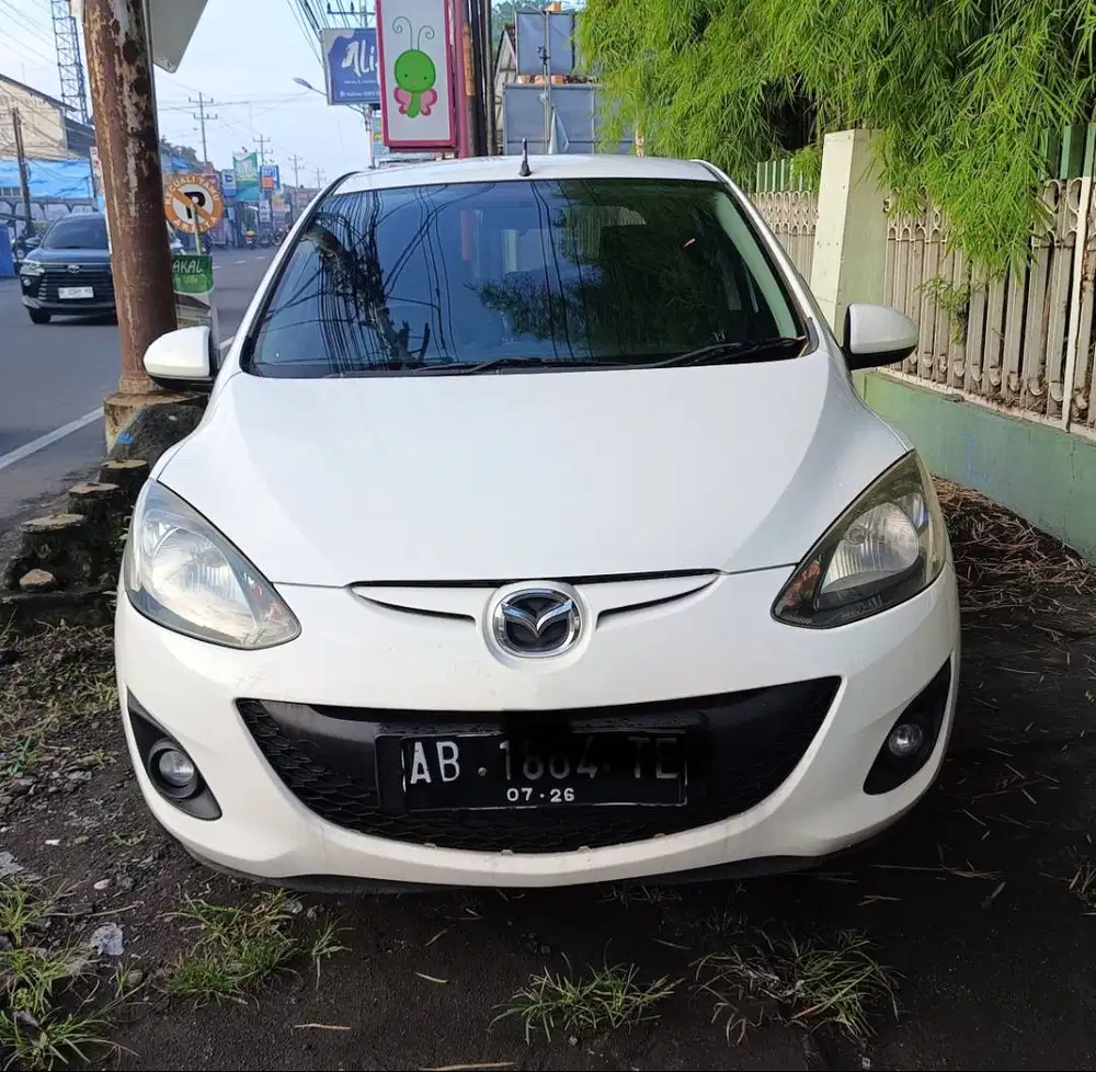 Mazda2 Hatchback Putih Matic 2011