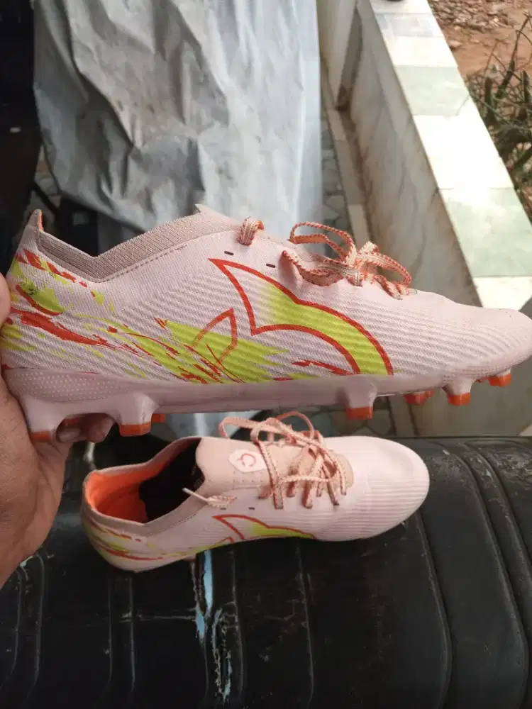 Sepatu bola catalist