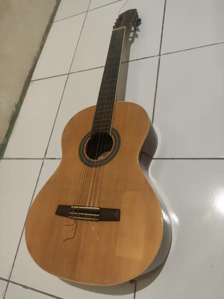 Siapa Cepat Dia dapat Gitar Merek (RAMIREZ)