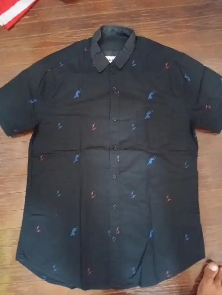 baju bekas warna coklat dan hitam