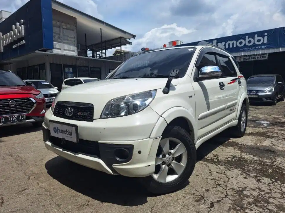 HOT SALE - TOYOTA Rush 1.5 TRD Sportivo 7 Bensin M/T 2013 PUTIH