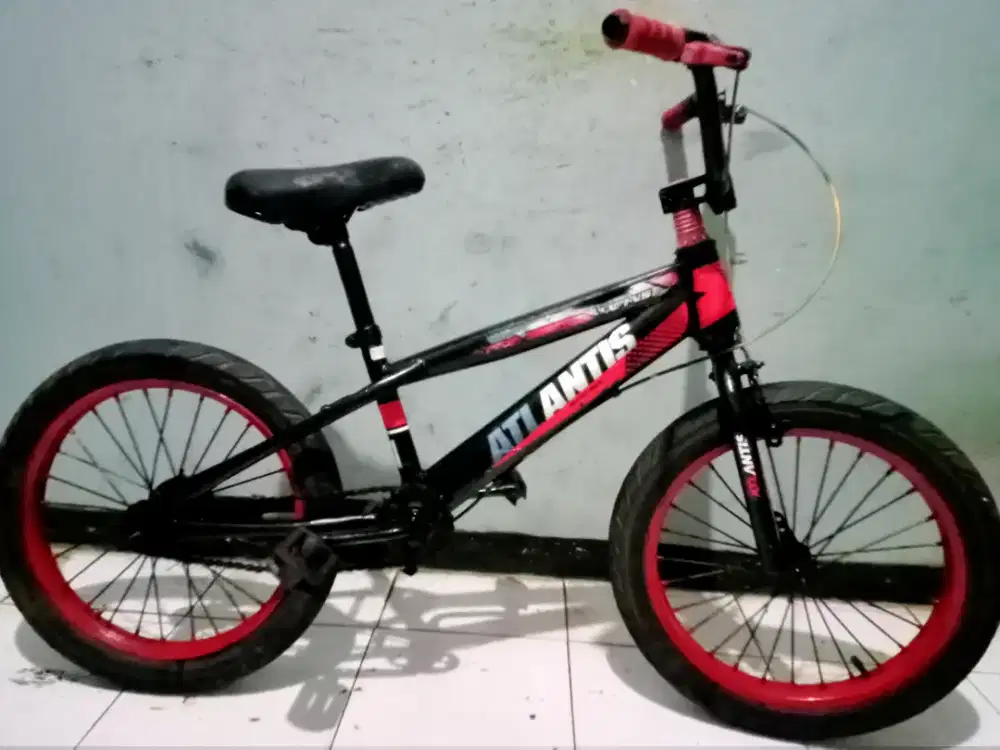 Dijual sepeda BMX ATLANTIS barang masih bagus ban tebal tinggal pakai