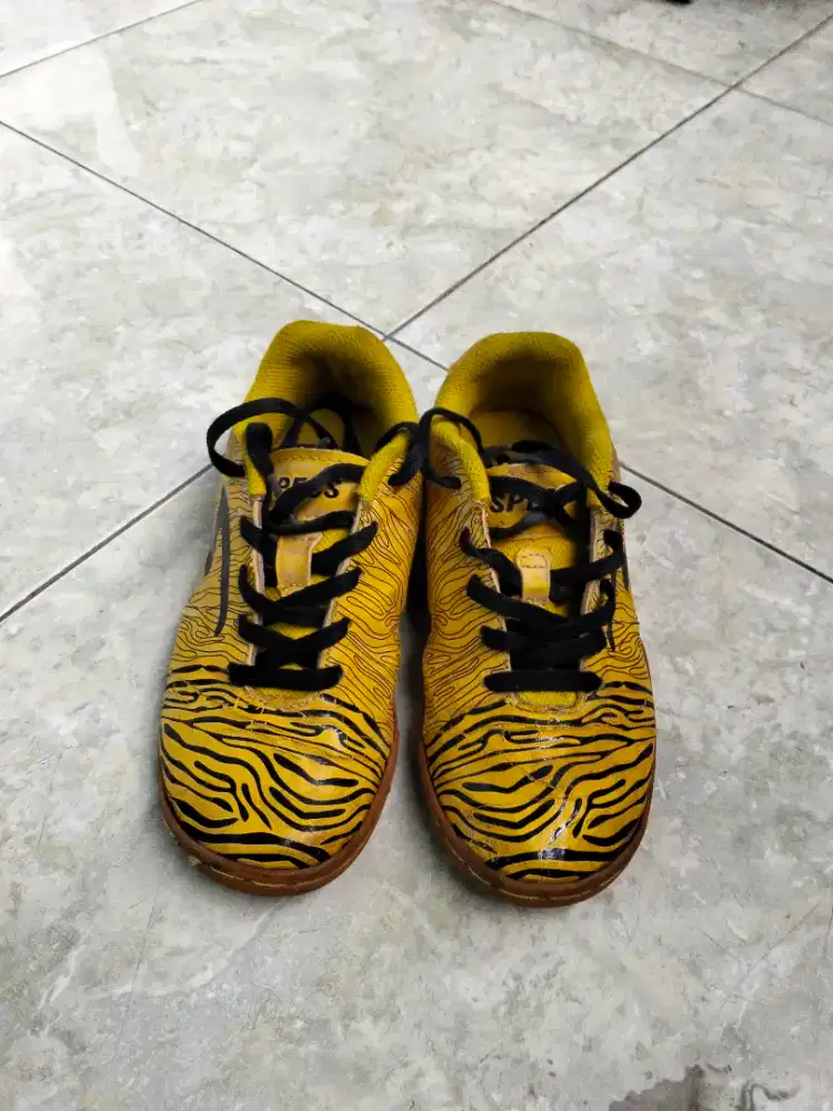 Sepatu futsal SPECS ori insole 22