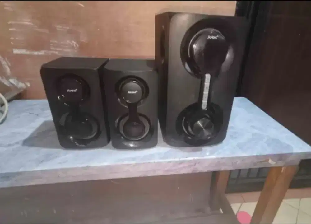 Satu set speaker multimedia merk RHM RM-9150