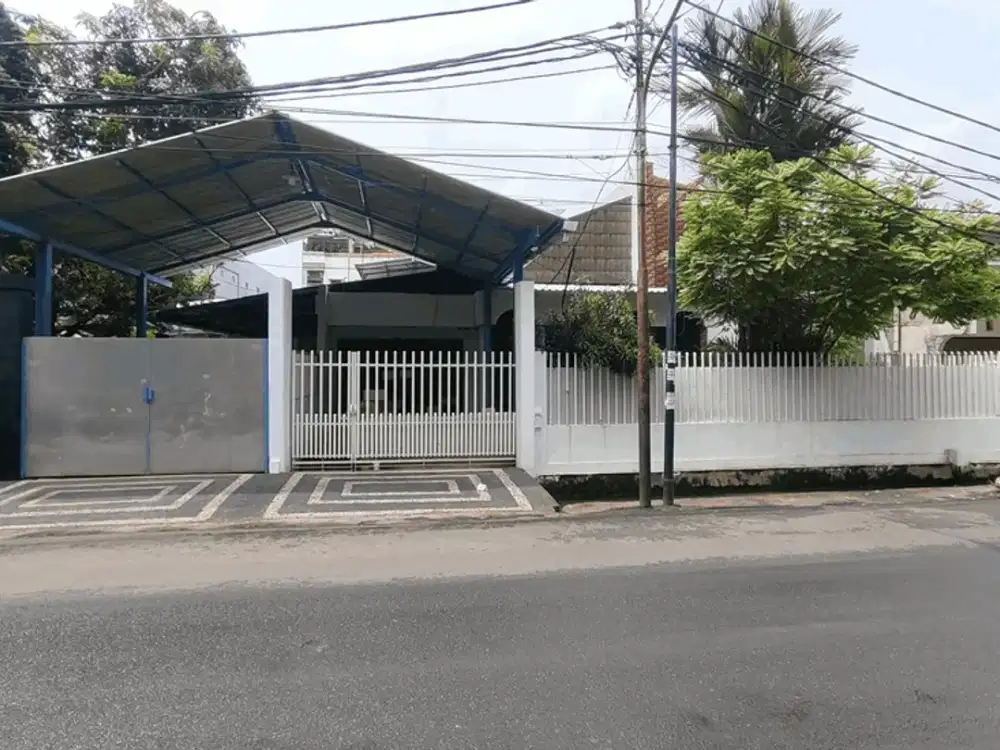 Rumah jarang ada satu2nya dijalan raya utama Jelambar, Jakarta.