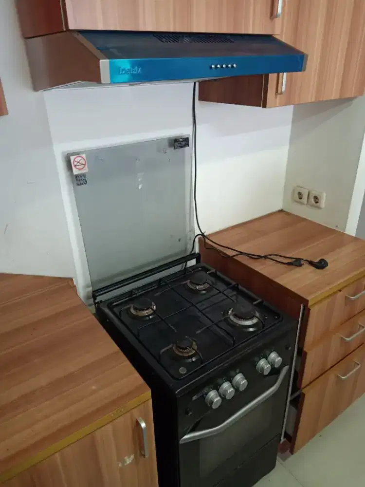 Delizia Kompor 4 tungku & oven + Cooker Hood