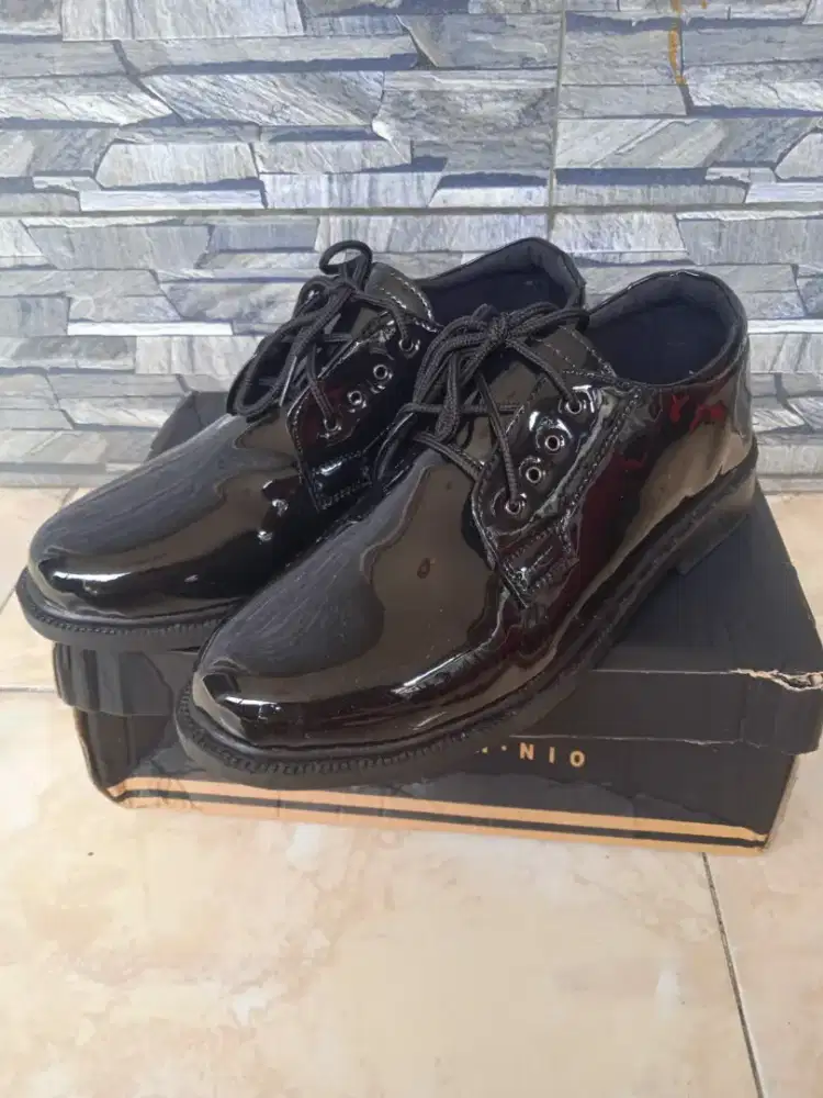 Sepatu pantopel size 44 bahan kilap baru ada box cipondoh poris