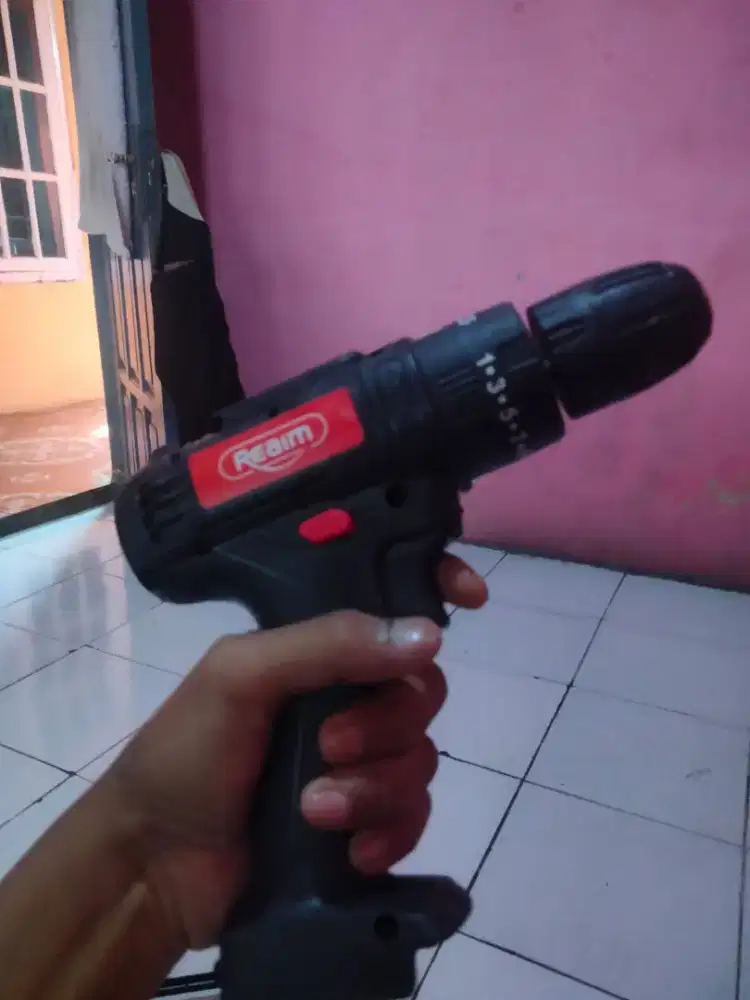 Bor baterai dan troli barang