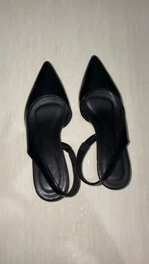 Heels hitam wanita