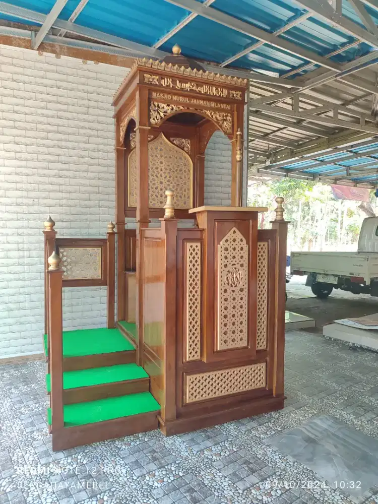 Mimbar masjid mewah