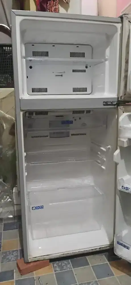 Dijual kulkas 2 pintu merk Sharp