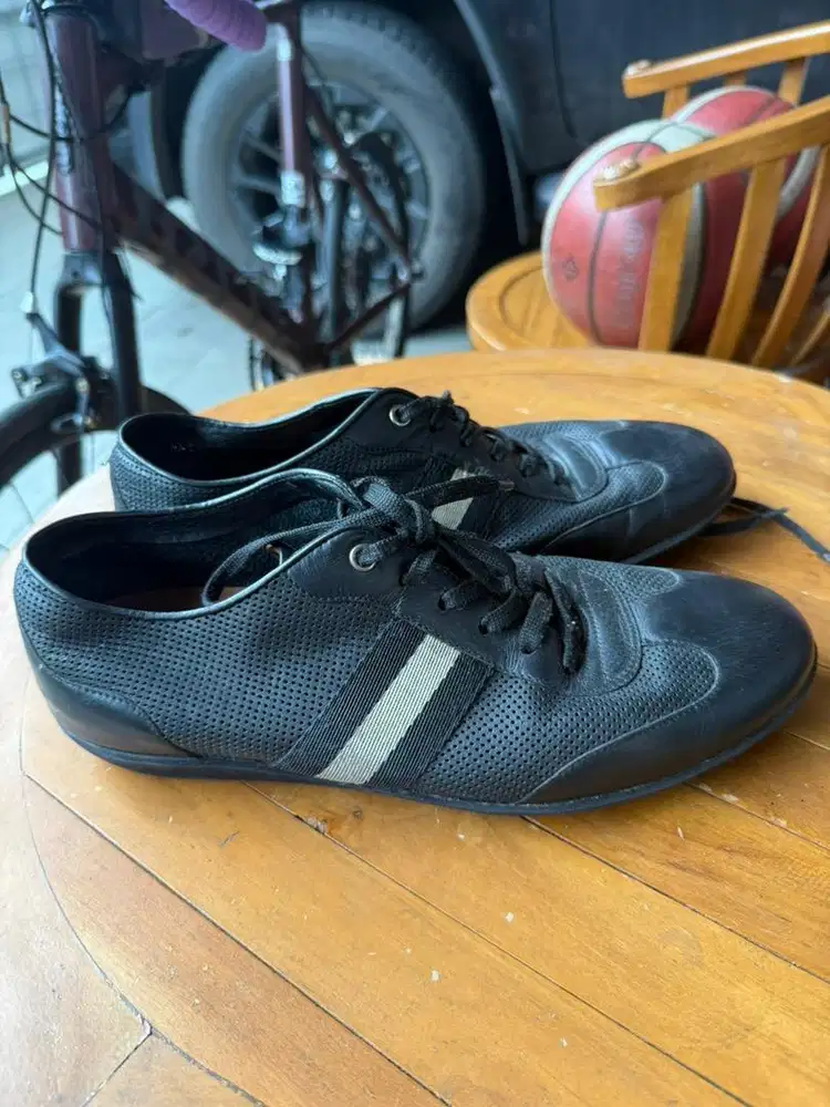 Sepatu Sneaker merek Bally