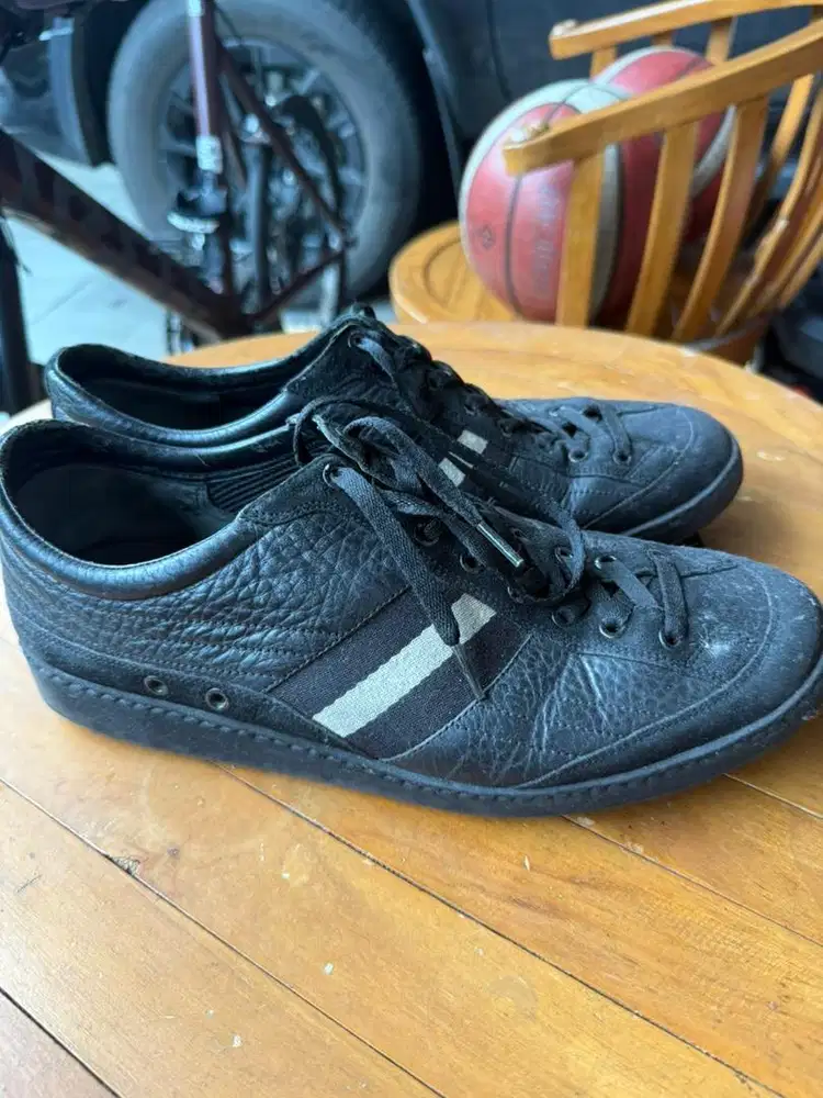 Sepatu Sneaker merek Bally