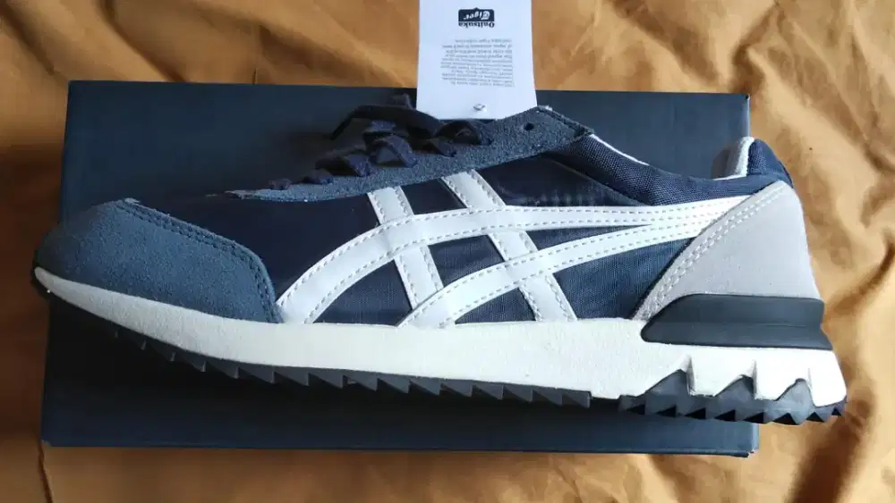 Sepatu Onitsuka Tiger warna abu size 44