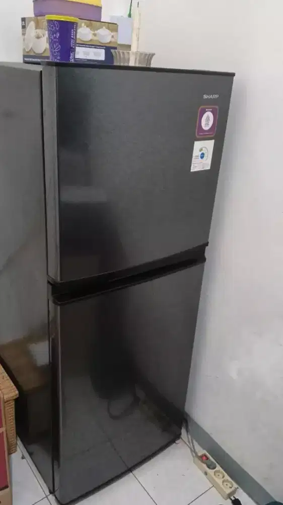 Kulkas 2 pintu Sharp mulus nominus