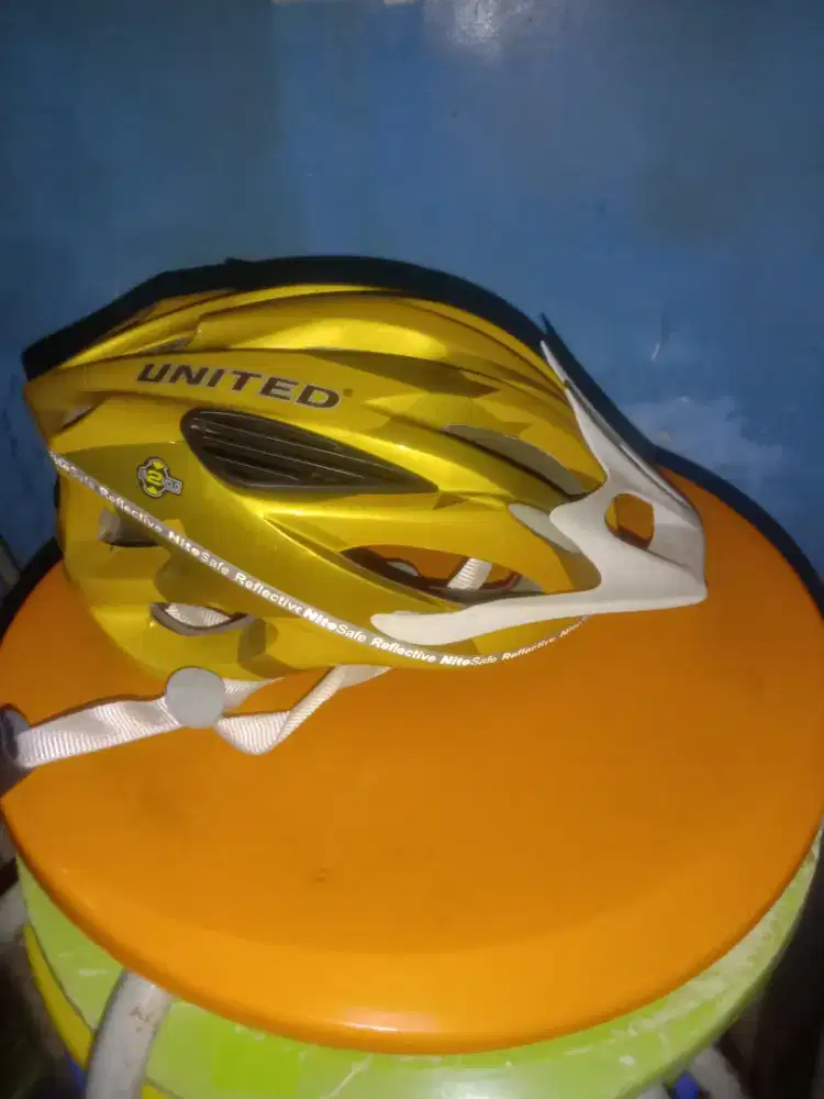Helm sepeda merk united untuk olah raga