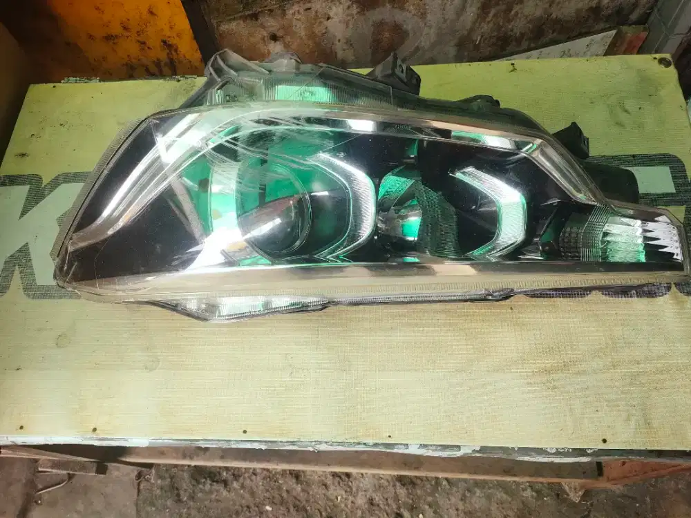lampu depan mobil Ertiga original
