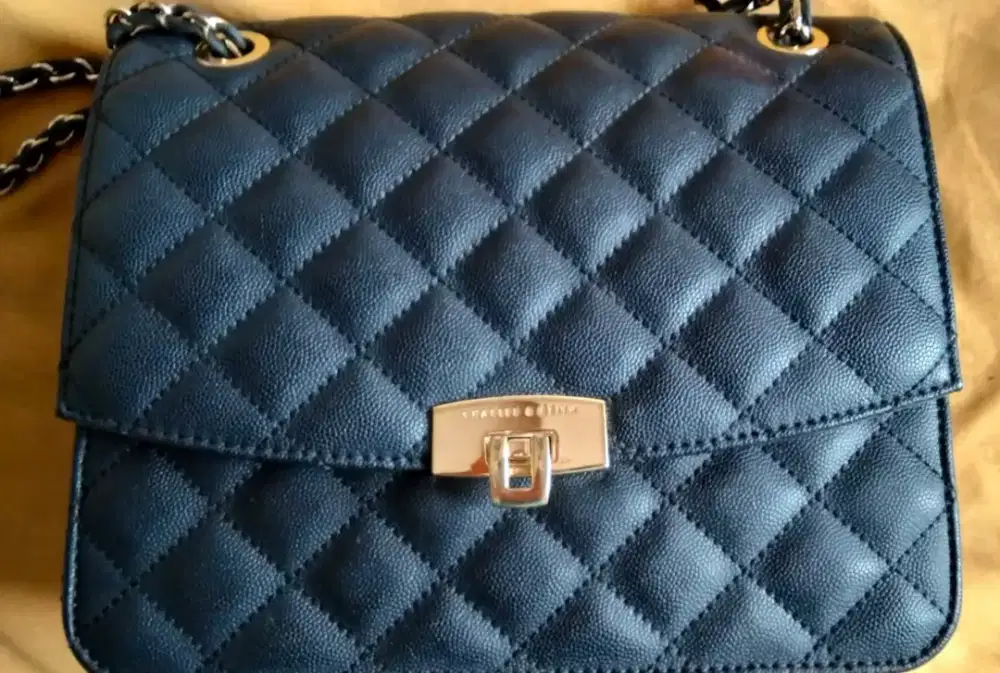 Tas wanita Charles & Keith hitam