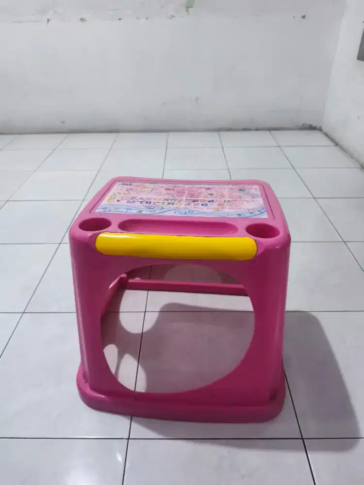Meja belajar plastik