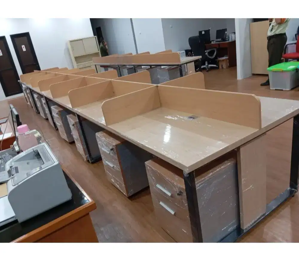Meja kantor sekat partisi murah