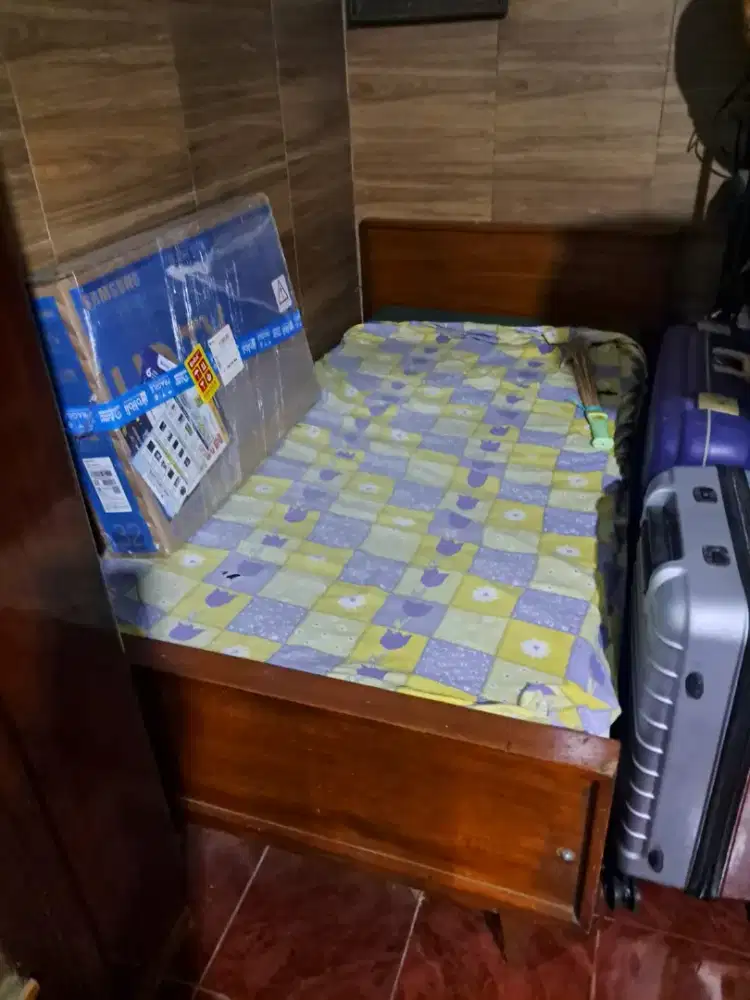 Dipan jati tua tebal plus kasur spons ukuran 90 single