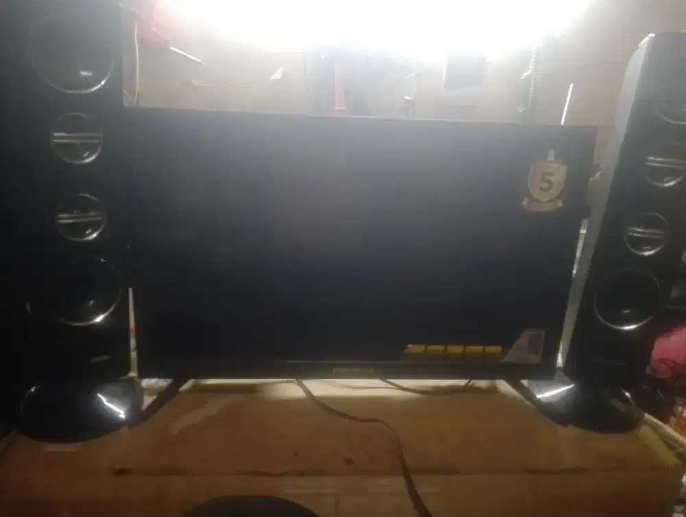 Tv Polytron 24 inch speaker tower