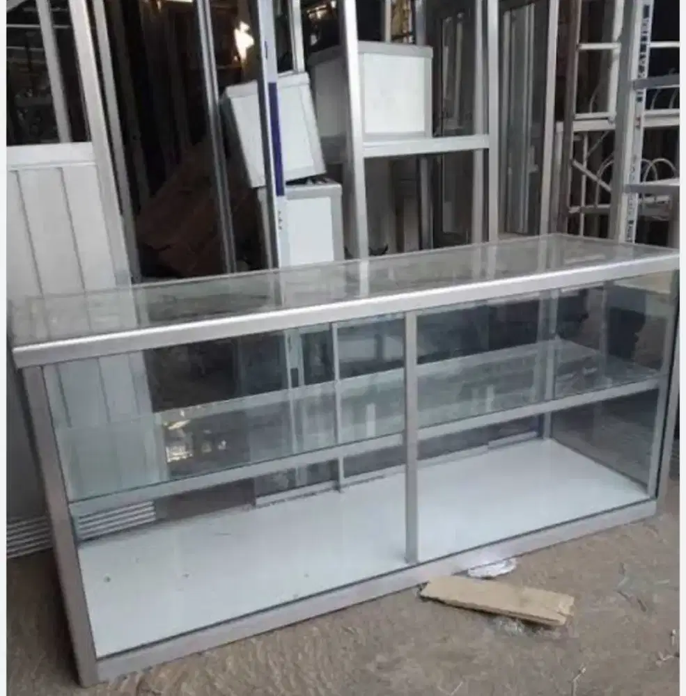 Etalase warteg kondisi mulus