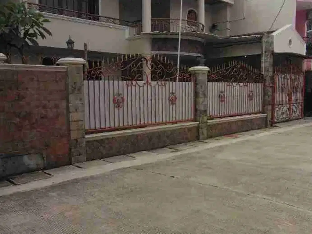 Rumah besar terawat siap huni di duren sawit Jakarta Timur
