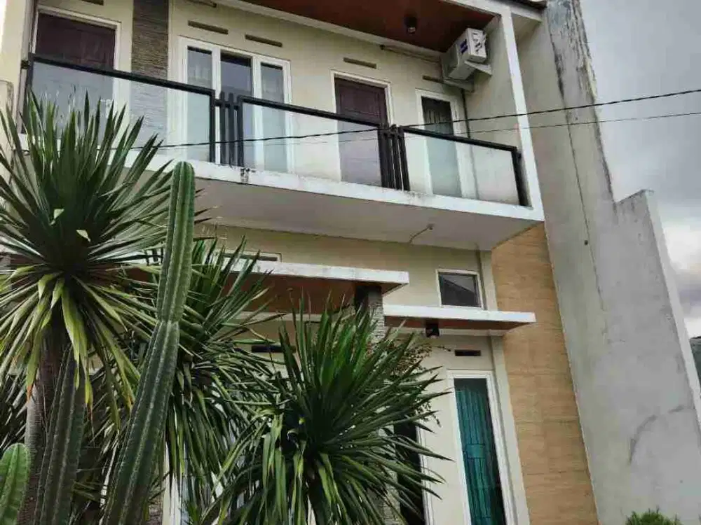 Rumah Modern Jl Tata Surya Dekat Kampus UNISMA