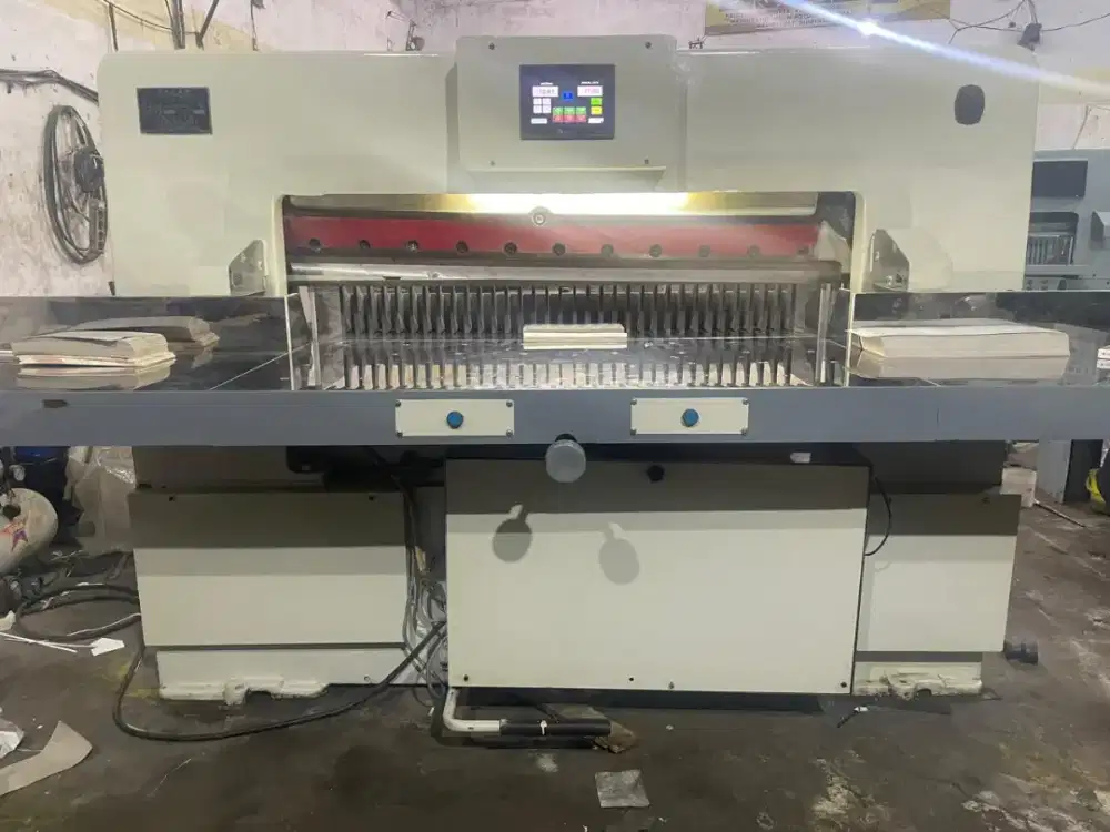 Mesin potong kertas QZ 104 uk 130 cm