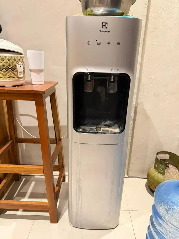 Dispenser galon bawah