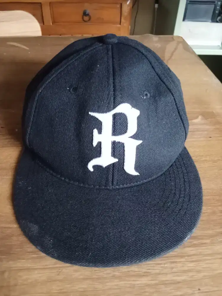 Preloved : Topi Snap Back Ori, Bagus, COD Cijantung Dsk