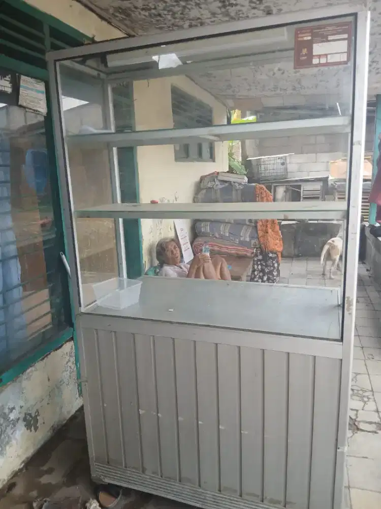 dijual etalase kaca