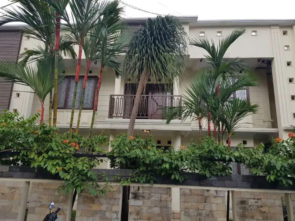 rumah bagus 7 kamar full parket atas bawah bagus sekali