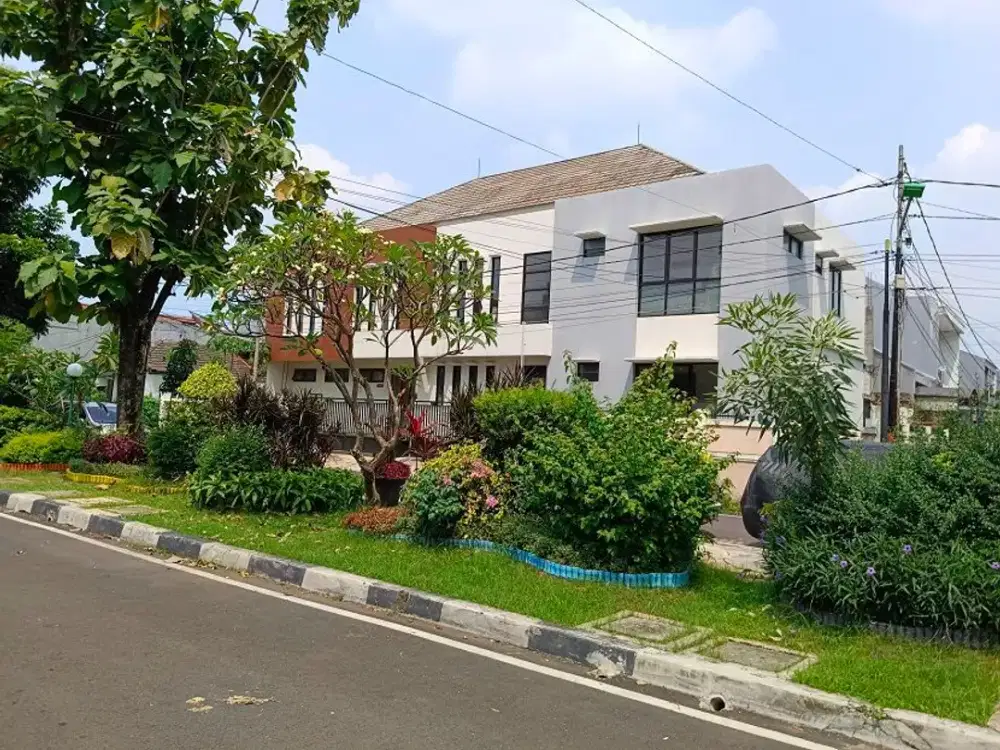 Rumah Cipinang Elok 2 Jaktim: 2 Lt, LT 490 m2, LB 500, Hook, Taman Depan