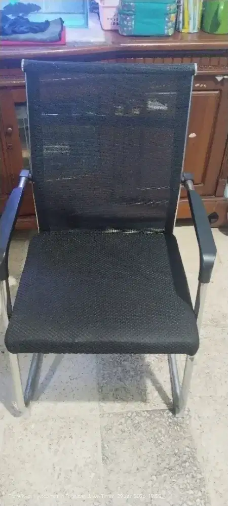 Kursi kantor layak pakai