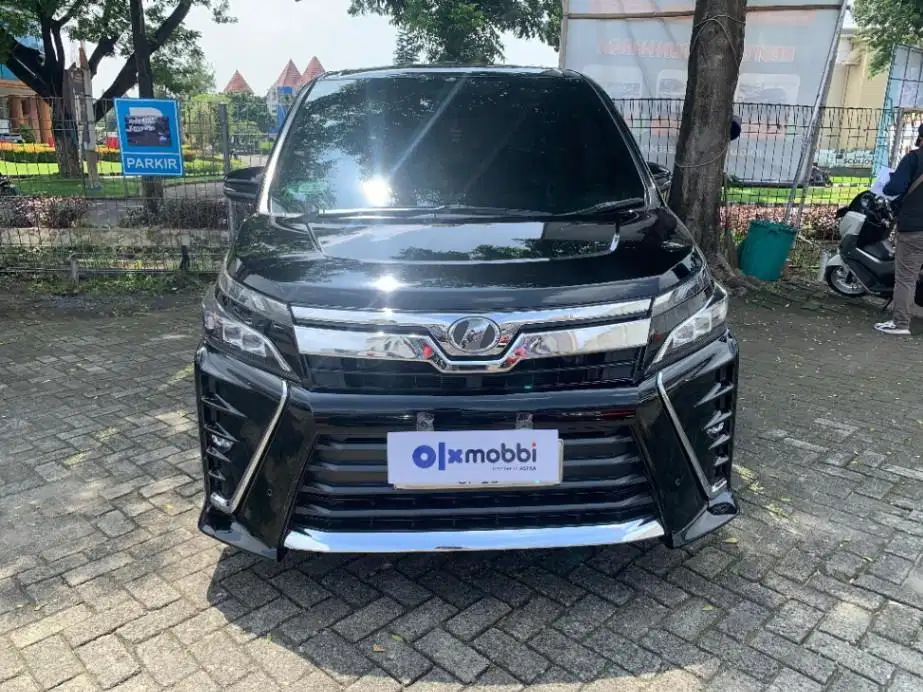 DP MURAH Toyota Voxy 2.0 Bensin-AT 2018 Hitam C5JVB