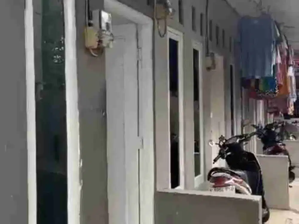Di jual 4 yunit kontrakan bagus rapih isi penyewa full isi lokasi jln karyawan karang tengah Ciledug kota tangerang