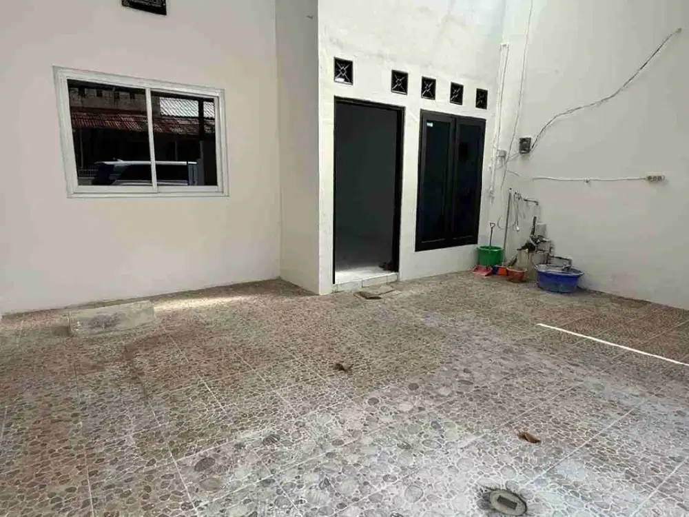 rumah terawat 2 lantai di Cengkareng indah