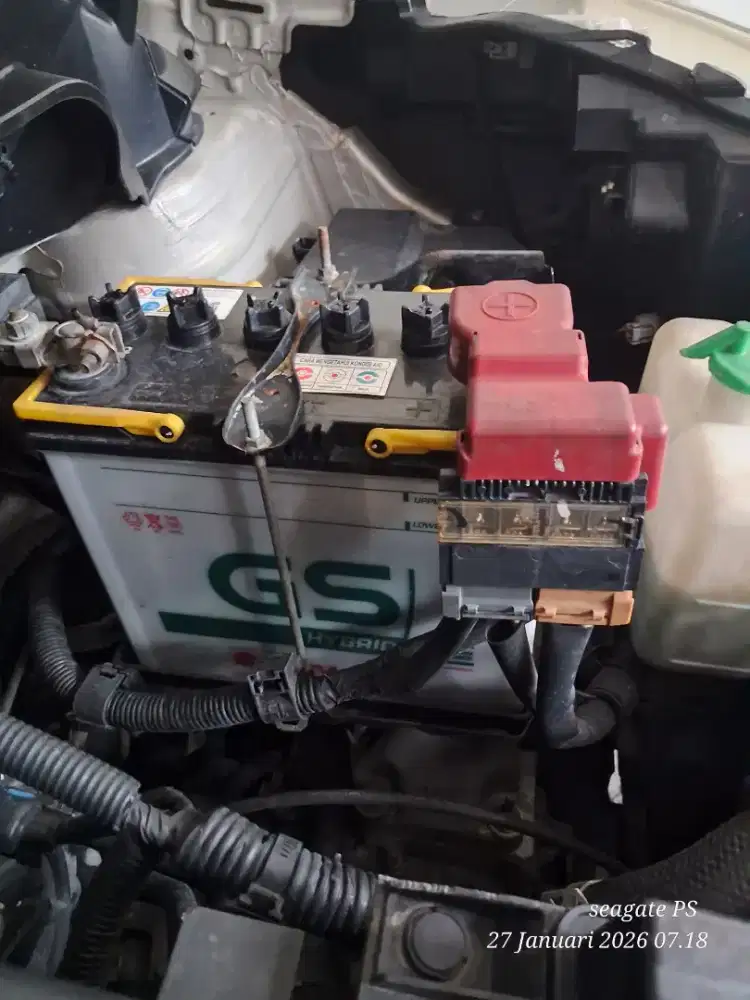 Aki mobil normal masih nempel di mobil