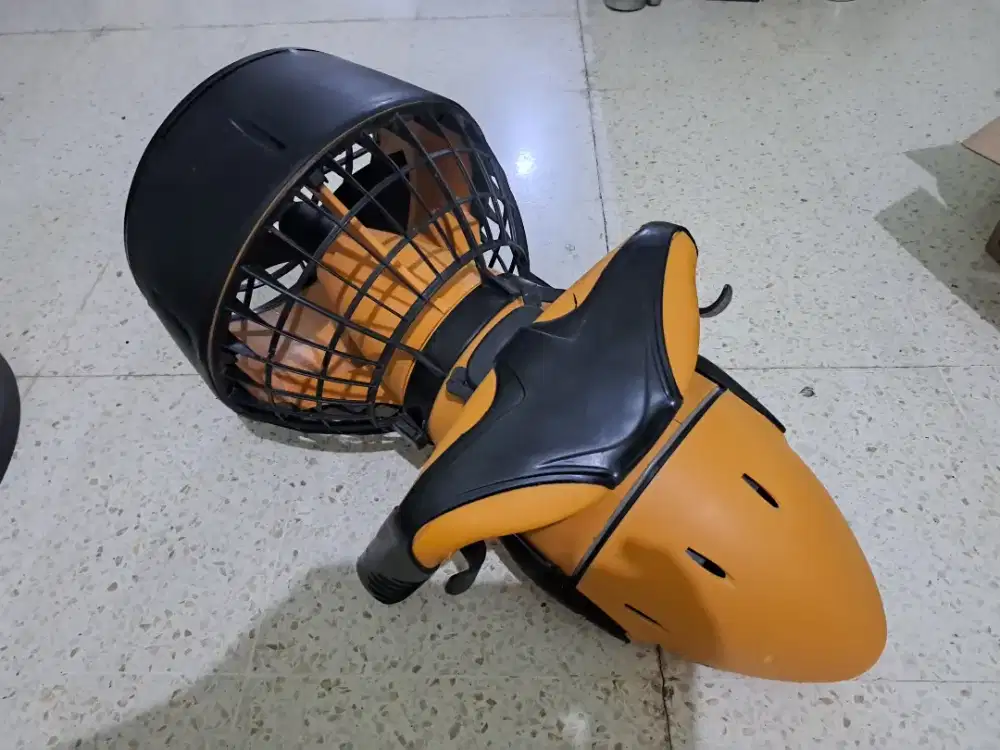 Scooter dalam air / alat bantu renang