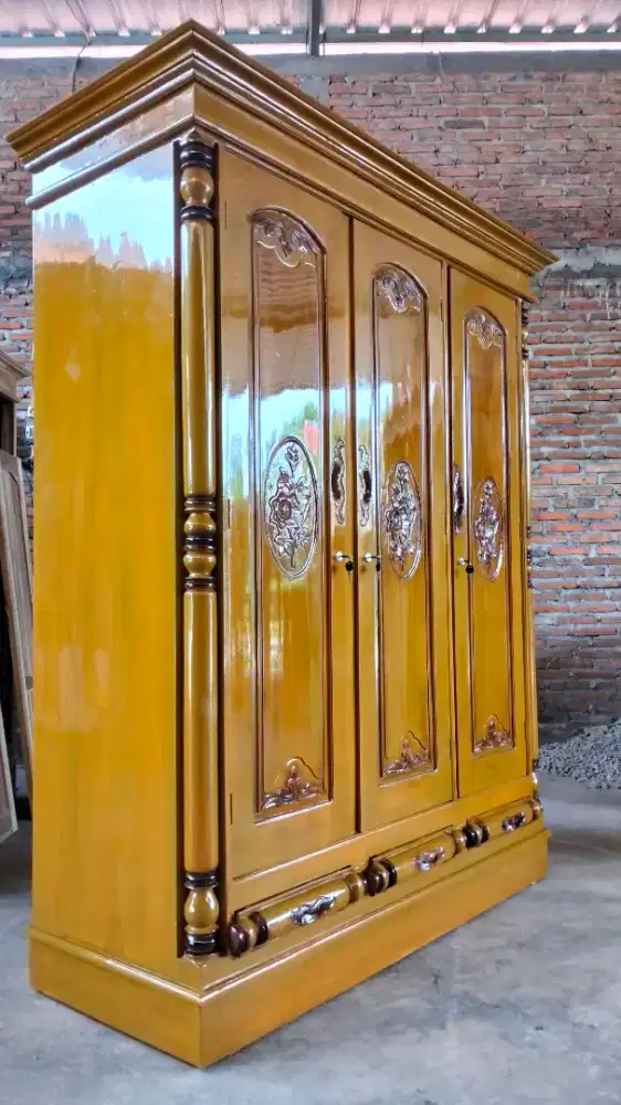 Lemari tiga pintu kayu jati