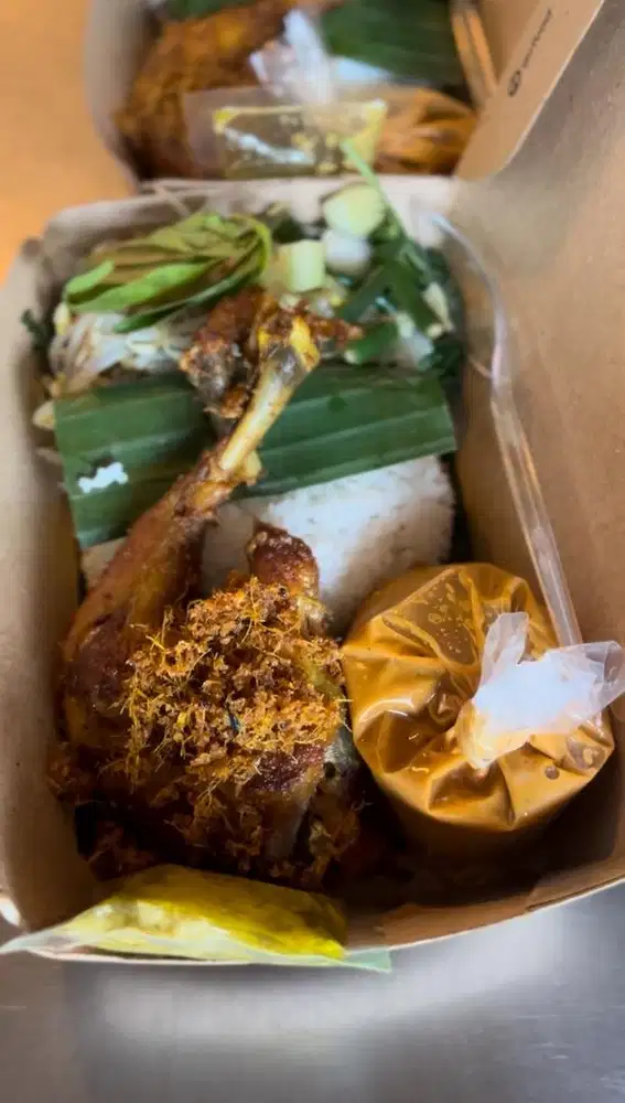 Pelayan Warung Makan