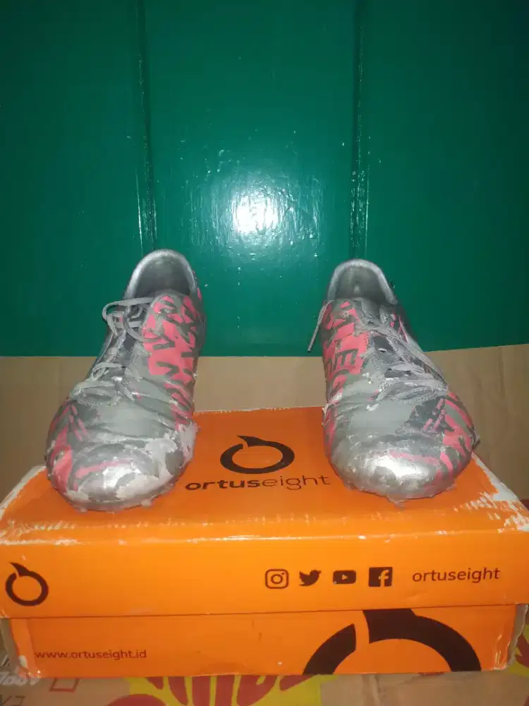 Sepatu sepak bola ank ank